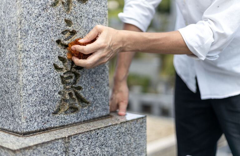 諦めていた水垢も取り除きます | 四日市市の墓石クリーニングなら丁寧で柔軟なだいえんサービス