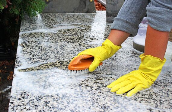 全て手作業で行うクリーニング | 四日市市の墓石クリーニングなら丁寧で柔軟なだいえんサービス