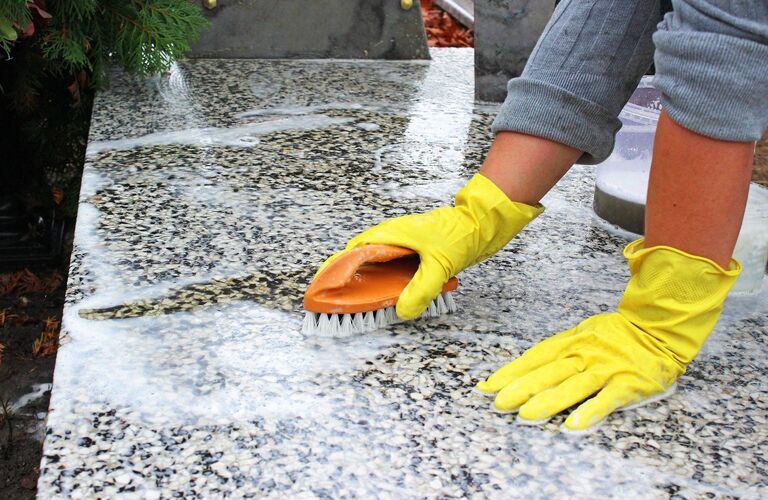 全て手作業で行うクリーニング | 四日市市の墓石クリーニングなら丁寧で柔軟なだいえんサービス